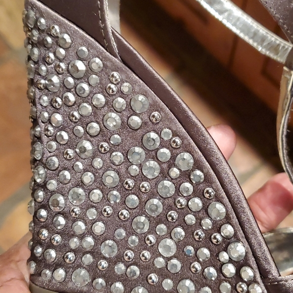 Kenneth Cole Reaction T Strap wedge Sandals - Picture 5 of 7